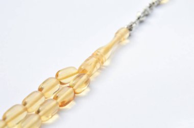 Turuncu ve gümüş boncuklar sıralı, kısa tespih tesbih, Türk kültürü için önemli bir aksesuar, beyaz arka planda izole edilmiş.