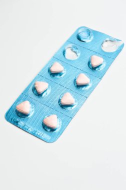 Pembe haplar paketlenip sağlıklı bir ortamda kullanılıyor, beyaz arka planda izole ediliyor.