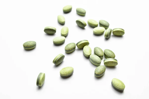 Groene Ovale Tablet Pillen Geïsoleerd Witte Achtergrond Medische Ovale Pillen — Stockfoto