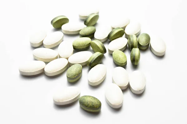 Vita Och Gröna Ovala Tabletter Isolerade Vit Bakgrund Medicinska Ovala — Stockfoto