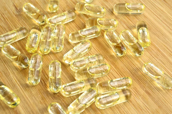 Żółte Tabletki Owalne Oleju Rybnego Desce Krojenia Bambusa Tabletki Owalne — Zdjęcie stockowe