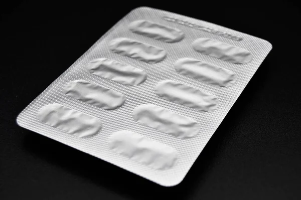 Tabletten Und Kapseln Verpackt Und Gebrauchsfertig Einer Gesunden Umgebung Isoliert — Stockfoto