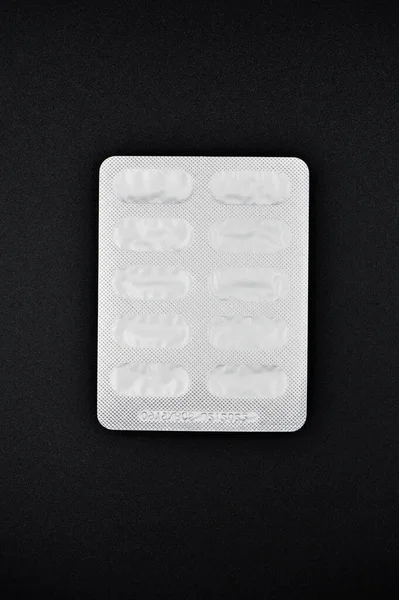 Tabletki Kapsułki Pakowane Gotowe Użycia Zdrowym Środowisku Izolowane Czarnym Tle — Zdjęcie stockowe
