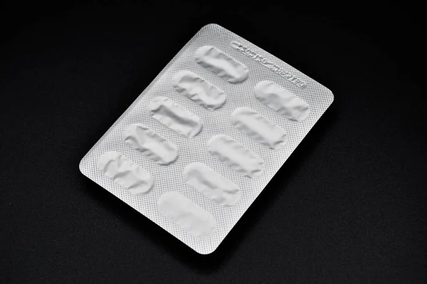 Tabletki Kapsułki Pakowane Gotowe Użycia Zdrowym Środowisku Izolowane Czarnym Tle — Zdjęcie stockowe