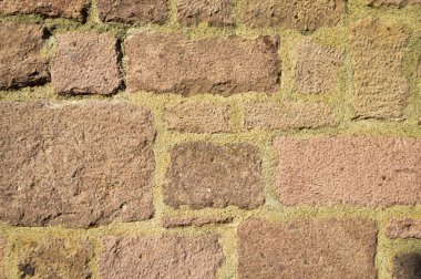 Sağlam bej ve mor kesim taş duvar, arka planlar için iyi, pürüzsüz dizilmiş.