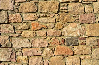 Sağlam bej ve mor kesim taş duvar, arka planlar için iyi, pürüzsüz dizilmiş.