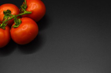 Taze lezzetli domates, organik domates, taze kırmızı organik domates, siyah arka planda izole edilmiş.