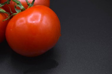 Taze lezzetli domates, organik domates, taze kırmızı organik domates, siyah arka planda izole edilmiş.