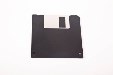 Eski bilgisayar ve veri depolama teknolojisi, siyah plastik manyetik disk 3.5 inç, beyaz arka planda izole edilmiş.