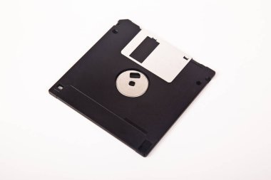 Eski bilgisayar ve veri depolama teknolojisi, siyah plastik manyetik disk 3.5 inç, beyaz arka planda izole edilmiş.