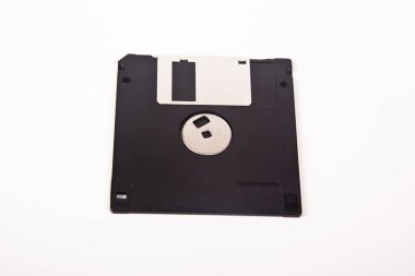 Eski bilgisayar ve veri depolama teknolojisi, siyah plastik manyetik disk 3.5 inç, beyaz arka planda izole edilmiş.