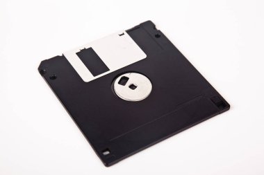 Eski bilgisayar ve veri depolama teknolojisi, siyah plastik manyetik disk 3.5 inç, beyaz arka planda izole edilmiş.