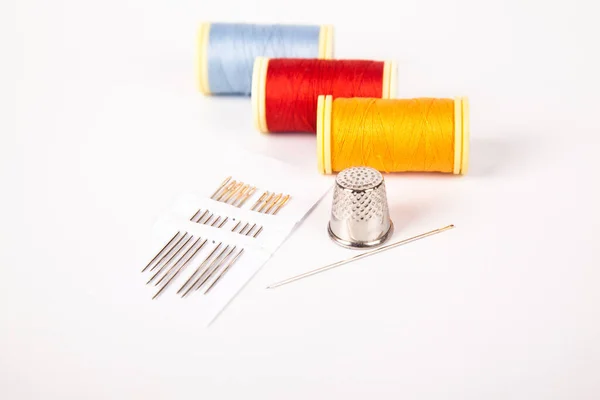 缝制用品概念 色彩艳丽的针头和顶针 白色背景隔离 — 图库照片