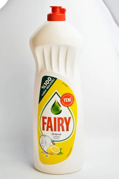 塑料洗涤剂瓶 仙女座肥皂 土耳其伊斯坦布尔 2020年6月28日 白色背景分离 — 图库照片