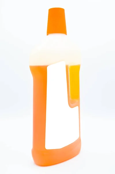 プラスチック製の白い洗剤ボトル オレンジキャップ化粧品容器 白い背景に隔離された — ストック写真