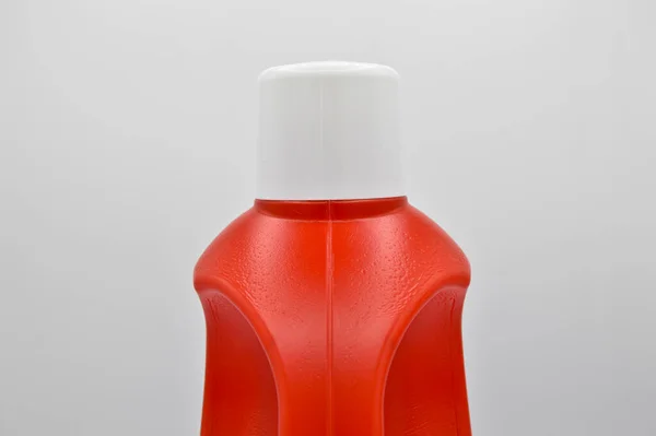 Bottiglia Detergente Rosso Plastica Contenitore Cosmetico Cappuccio Bianco Isolato Sfondo — Foto Stock