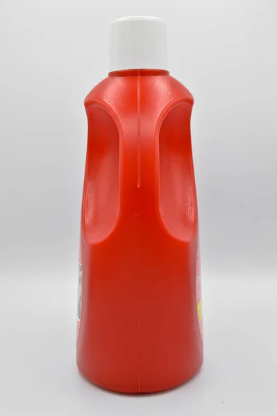 プラスチック製の赤い洗剤ボトル 白いキャップ化粧品容器 白い背景に隔離された — ストック写真
