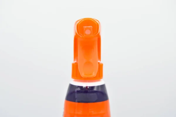 Orange Blå Färgad Plast Spray Rengöringsmedel Flaska Kosmetisk Behållare Isolerad — Stockfoto