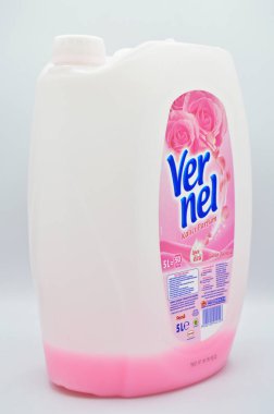 Plastik siyah deterjan şişesi, Vernel yumuşatıcı, İstanbul Türkiye 17 Mart 2019 beyaz zemin üzerinde izole