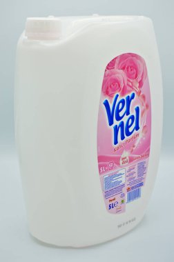 Plastik siyah deterjan şişesi, Vernel yumuşatıcı, İstanbul Türkiye 17 Mart 2019 beyaz zemin üzerinde izole