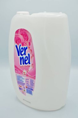 Plastik siyah deterjan şişesi, Vernel yumuşatıcı, İstanbul Türkiye 17 Mart 2019 beyaz zemin üzerinde izole