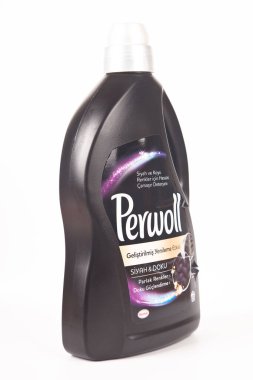 Plastik beyaz deterjan şişesi, Perwoll temizlik deterjanı, İstanbul 24 Ekim 2020, beyaz arka planda izole edilmiş