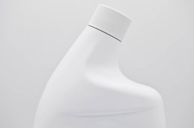 Plastik beyaz deterjan şişesi, beyaz kapaklı kozmetik kabı, beyaz arka planda izole edilmiş.