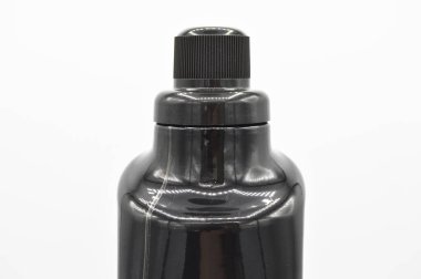 Plastik beyaz deterjan şişesi, kozmetik kabı, beyaz arka planda izole edilmiş.