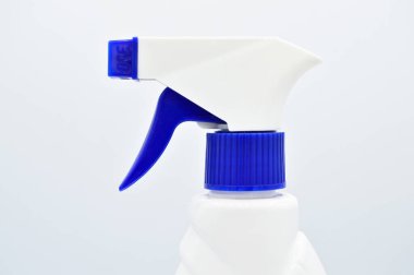 Beyaz mavi plastik sprey deterjan şişesi. Kozmetik, konteynır. Beyaz arkaplanda izole