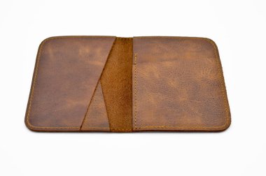 Çok şık kahverengi deri para ve kredi kartı cüzdanı, beyaz arka planda izole edilmiş.