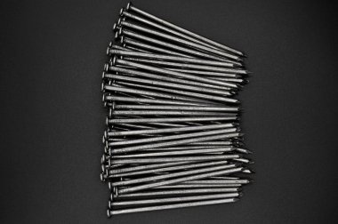 Birçok inşaat demiri çivileri işaret ediyor, endüstriyel parçalar, balkon arka planda izole edilmiş.