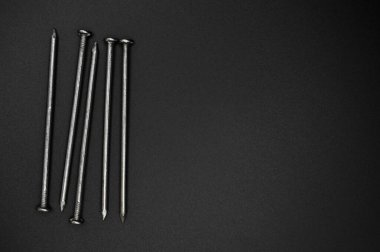 Birçok inşaat demiri çivileri işaret ediyor, endüstriyel parçalar, balkon arka planda izole edilmiş.