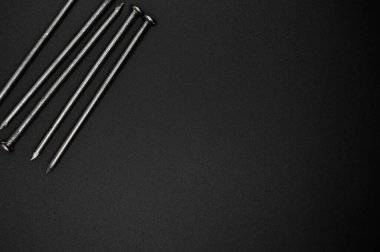 Birçok inşaat demiri çivileri işaret ediyor, endüstriyel parçalar, balkon arka planda izole edilmiş.