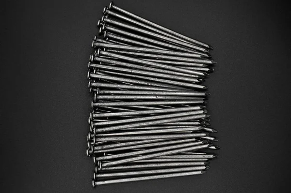 Birçok inşaat demiri çivileri işaret ediyor, endüstriyel parçalar, balkon arka planda izole edilmiş.