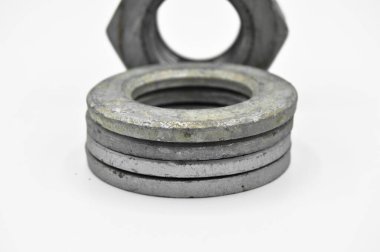 Beyaz arka planda izole edilmiş çamaşır makinesi ve fındıklı galvanize çelik metal.