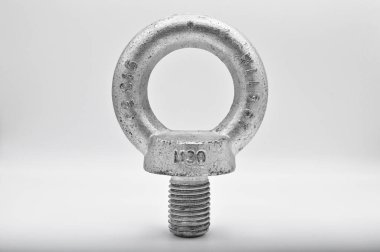 Galvanize çelik metal, metrik 30 göz cıvatalı, beyaz arka planda izole.