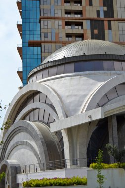 Ayşe İlicak camii, modern mimarisi İstanbul Maltepe Piazza Alışveriş Merkezi 'nin yanında, Mayıs 01 2019