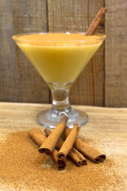 Boza ve tarçın çubukları, geleneksel Türk mutfağı içecekleri, ahşap bambu arka planda.