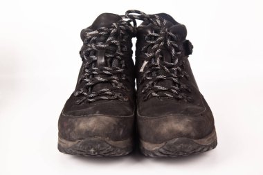 Yürüyüş ayakkabıları, beyaz bir arka plan, sağlam yürüyüş botları, güçlü yürüyüş botları.