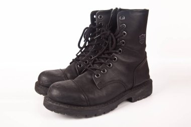 Yürüyüş ayakkabıları, beyaz bir arka plan, sağlam yürüyüş botları, güçlü yürüyüş botları.