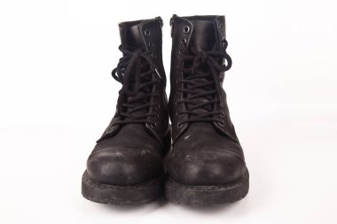 Yürüyüş ayakkabıları, beyaz bir arka plan, sağlam yürüyüş botları, güçlü yürüyüş botları.