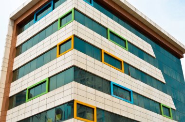 İş merkezi, kurumsal cam kule, modern cam bina, mavi gökyüzü olan iş merkezi.