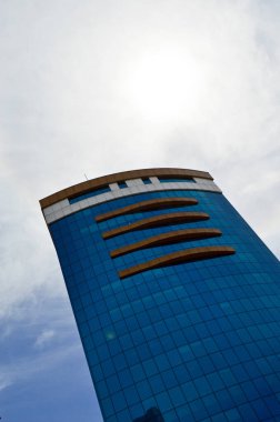 İş merkezi, kurumsal cam kule, modern cam bina, mavi gökyüzü olan iş merkezi.