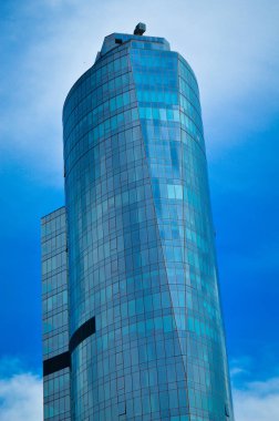 İş merkezi, kurumsal cam kule, modern cam bina, mavi gökyüzü olan iş merkezi.