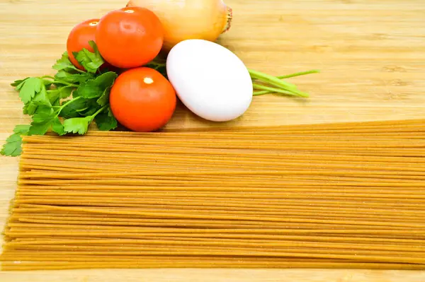 Macarrones Crudos Saludables Para Pasta Seca Tomate Orgánico Perejil Huevo — Foto de Stock