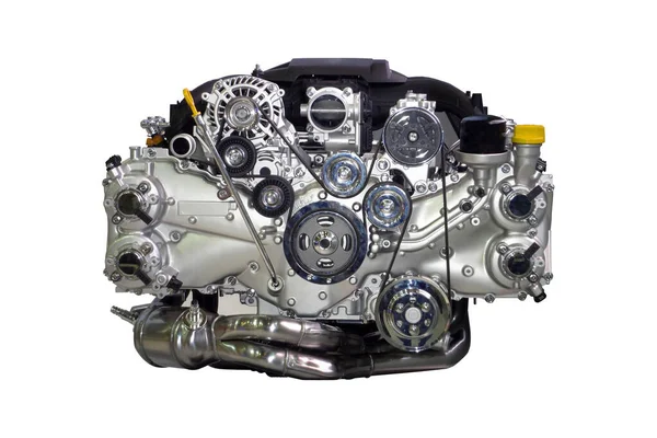 Beyaz arka planda daha az yakıt tüketen daha güçlü yeni nesil araba motorları.