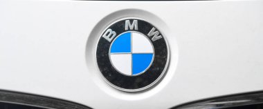 BMW krom metal logosu, İstanbul 'da lüks otomobil, 15 Ağustos 2015 İstanbul Pendik Türkiye otomobil pazarı