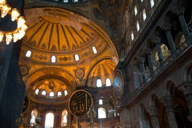Ayasofya, İstanbul 'da bir müze, tarihi bazilika ve camidir. Bizans İmparatoru Justinianus tarafından 532-537 yılları arasında İstanbul 'da inşa edildi. Fotoğraf çekimi tarihi 14 Haziran 2020