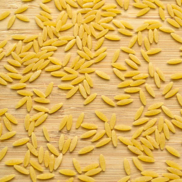 Raw Fresco Sano Secco Orzo Biologico Noodle Piede Sfondo — Foto Stock