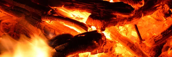 Carvão Quente Chamas Fogueira Chamas Queima Madeira — Fotografia de Stock